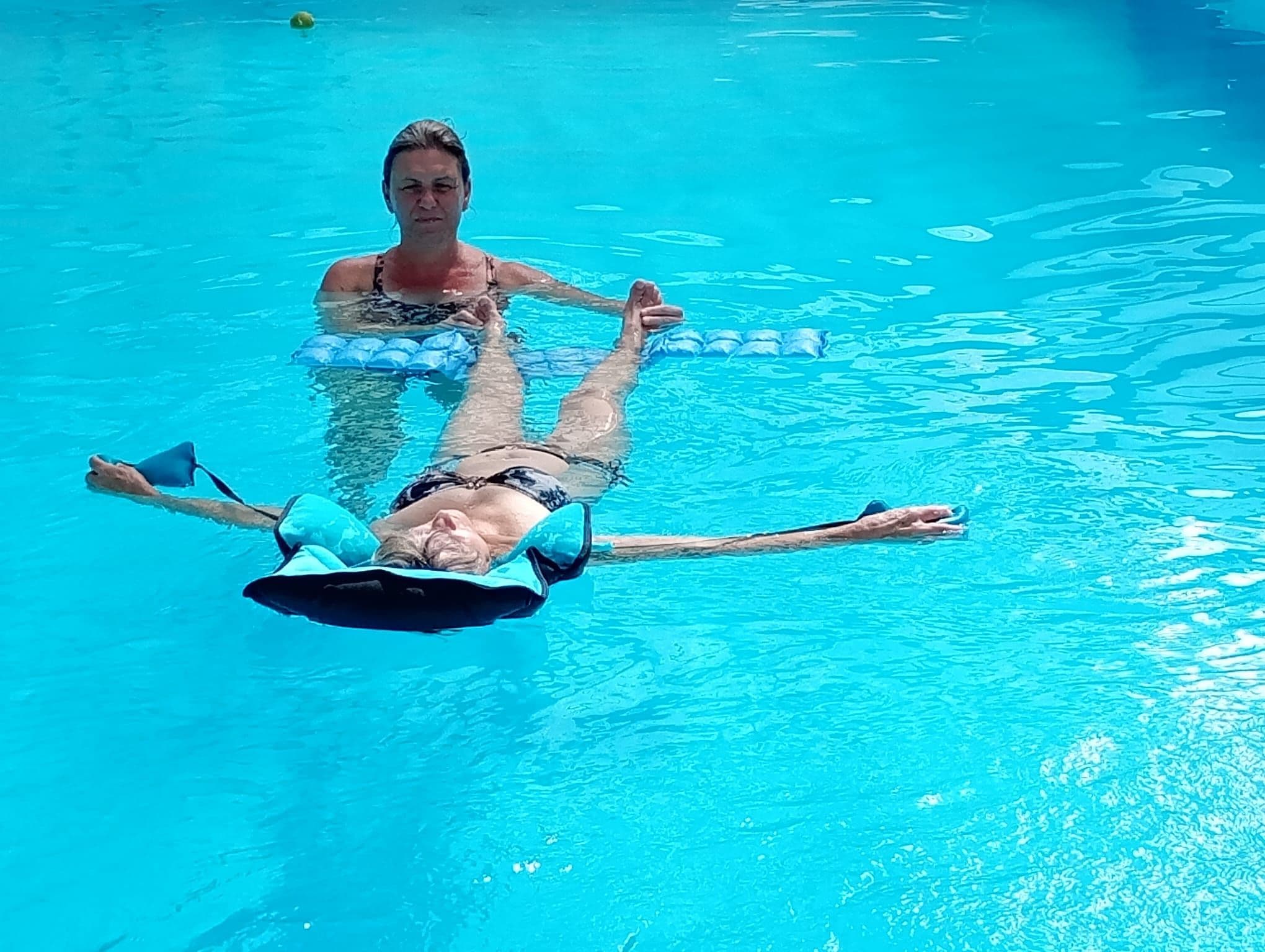Massage aquatique, flottaison dans la piscine