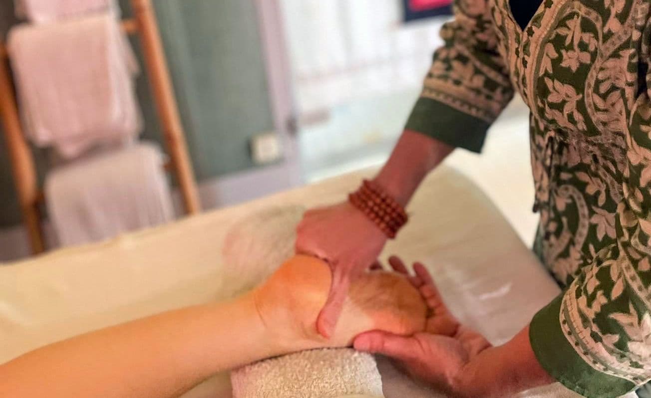 Détail de massage des mains et des bras