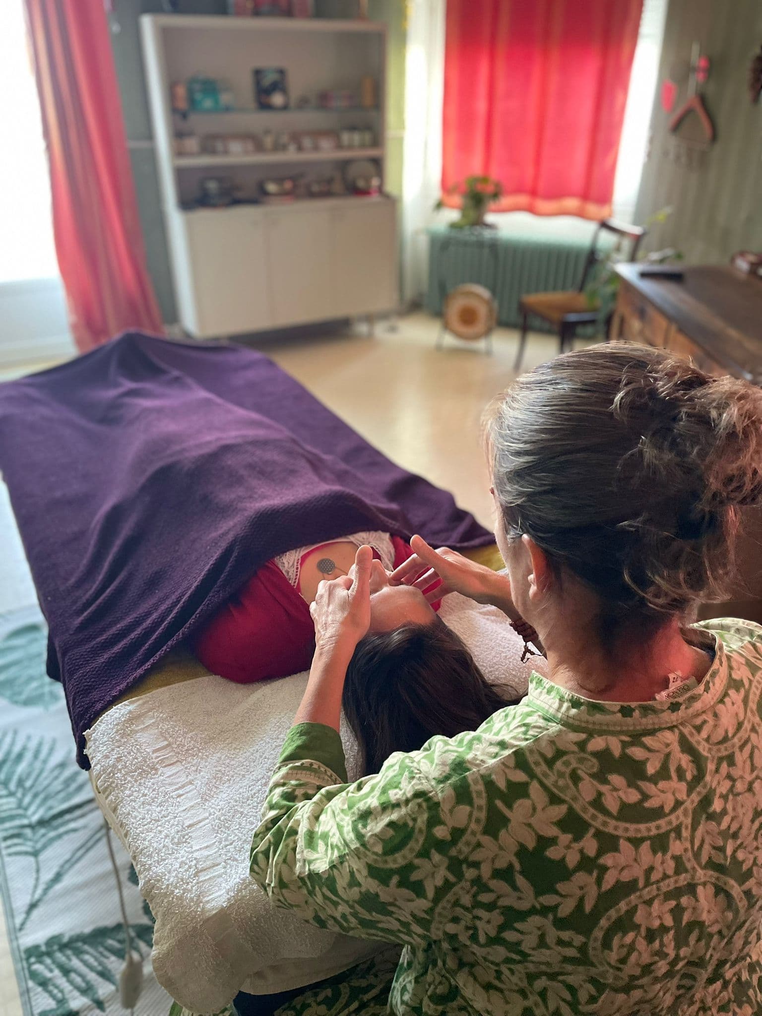 Massage crânien au cabinet ISAYIA — mains en soin sur le crâne
