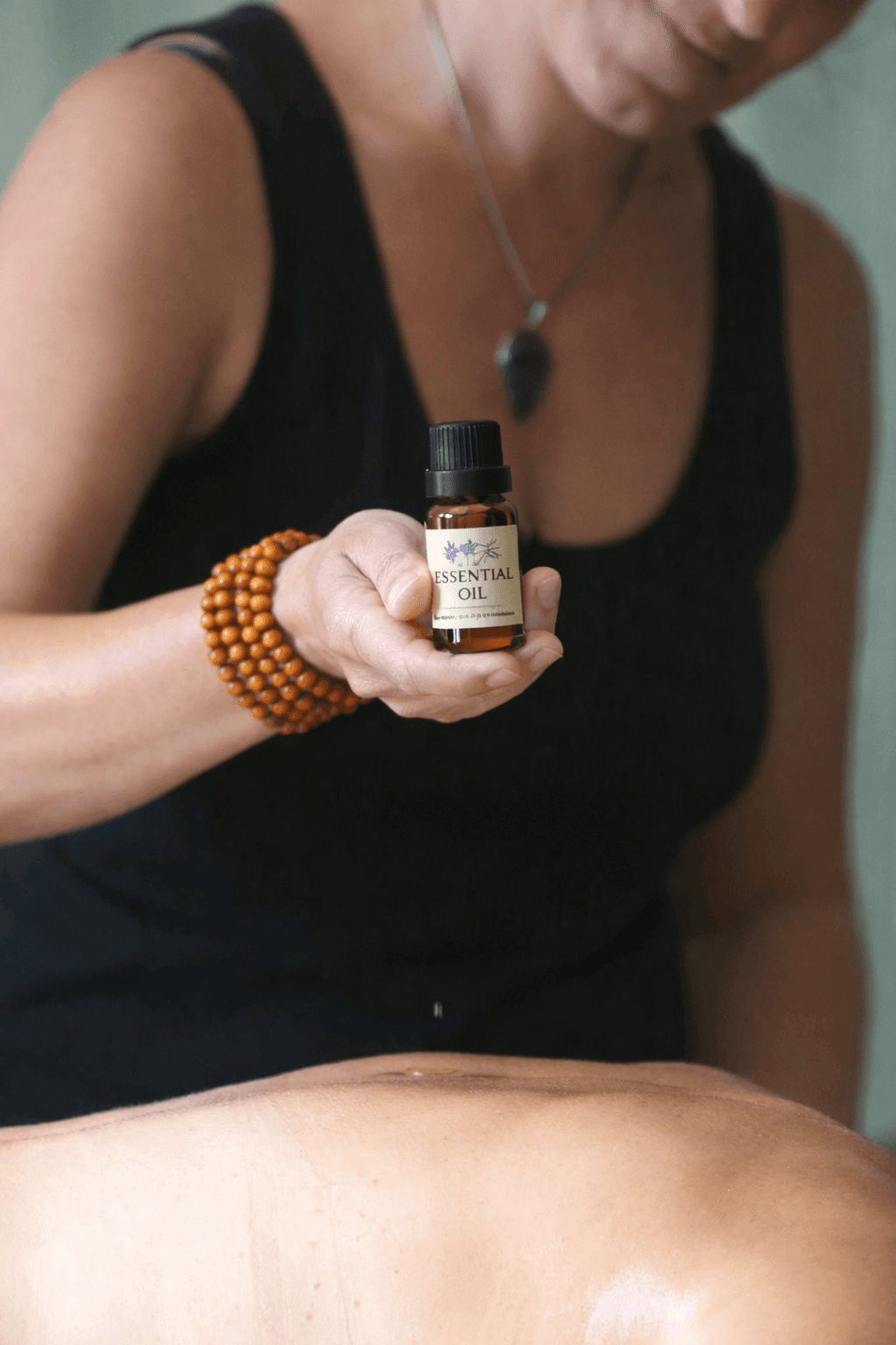 Massage harmonie au cabinet ISAYIA — application d’huile essentielle