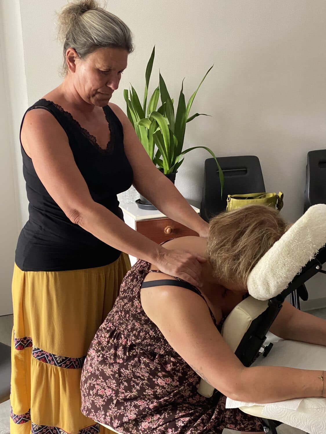 Isabelle, praticienne Isayia, lors d’une séance de massage assis sur chaise ergonomique